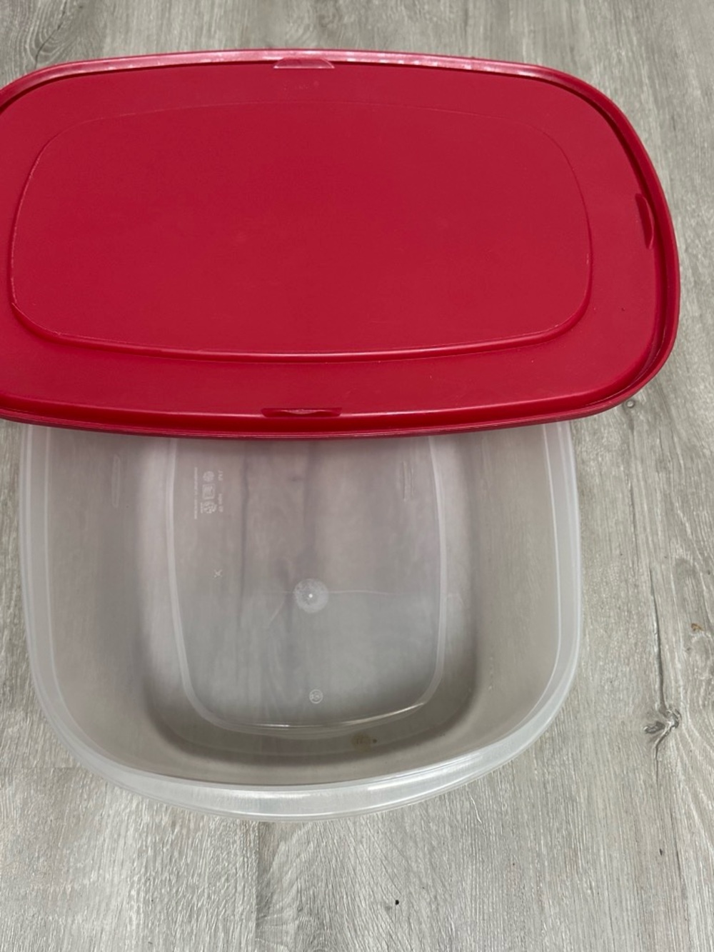 Rubbermaid Red Snap-On Plastic Storage Lid - Picture 3 of 5